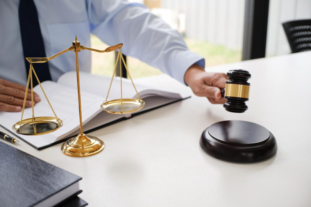 Obowiązkowe ubezpieczenie zawodowe dla adwokatów przynosi wiele korzyści.