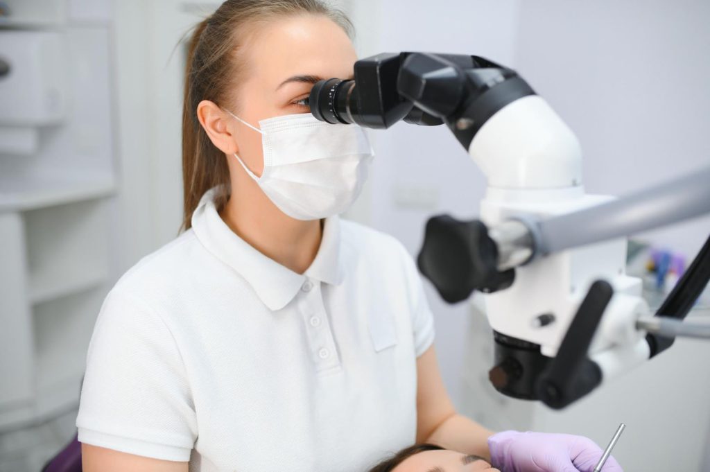Stomatologia mikroskopowa to jedna z najnowocześniejszych technologii stosowanych w dziedzinie stomatologii