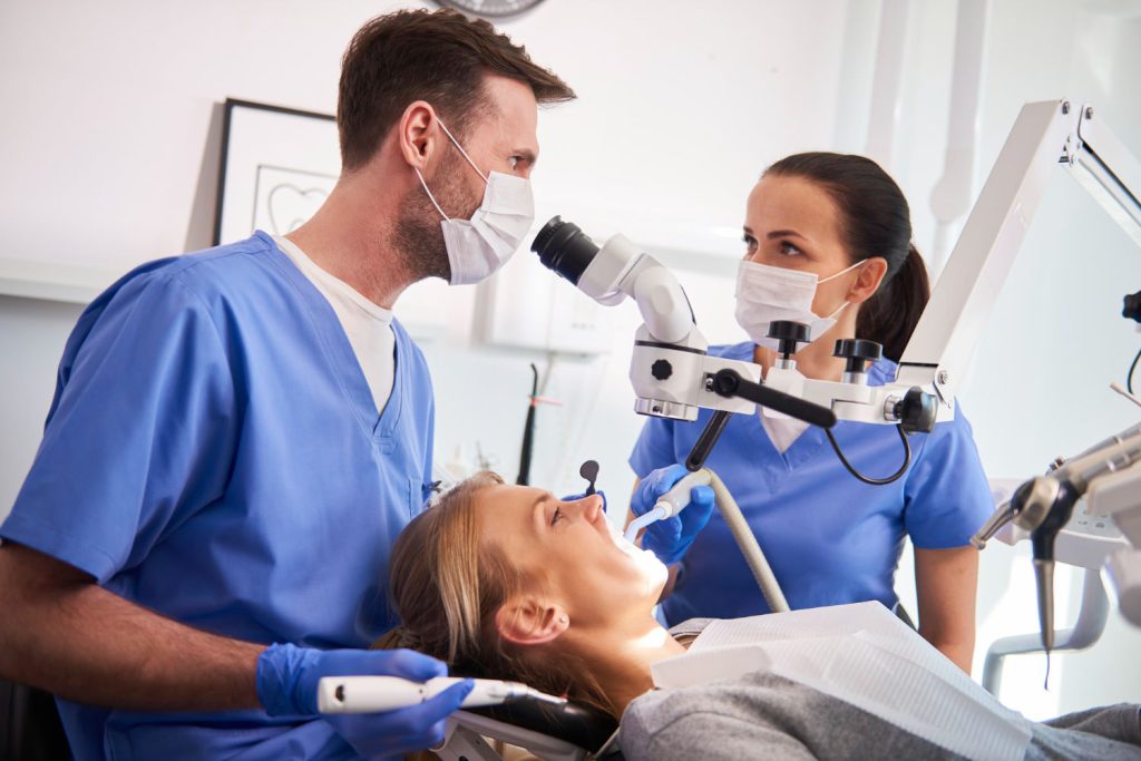 W dzisiejszych czasach stomatologia rozwija się w zawrotnym tempie, wprowadzając coraz to nowocześniejsze metody leczenia i diagnostyki.